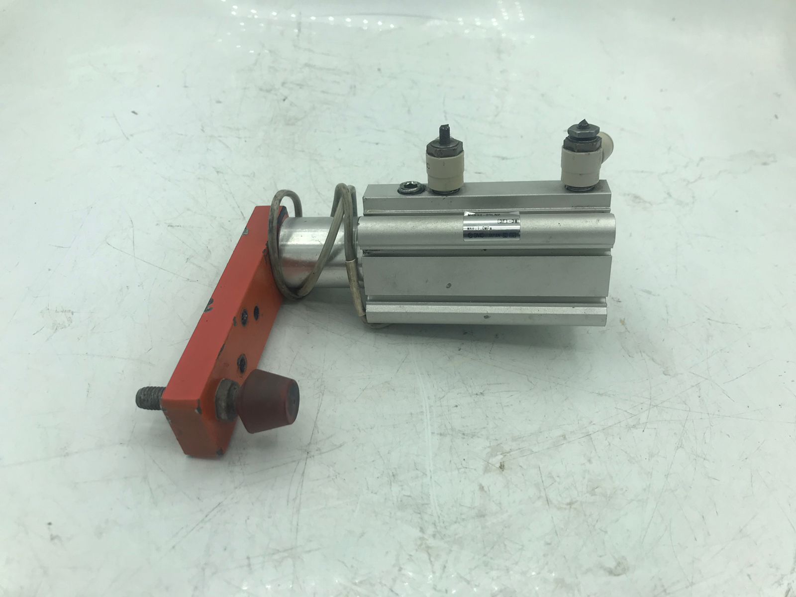 SMC MKB32‑20LNZ Used Rotary Clamp Cylinder 32 mm × 20 mm Bore Stroke - Image 4