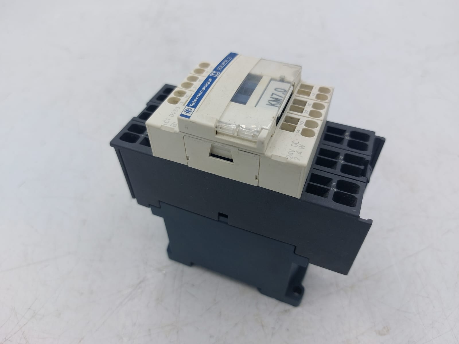 Telemecanique Square D LC1D253BL Contactor 24V DC Coil 2.4W TeSys USED