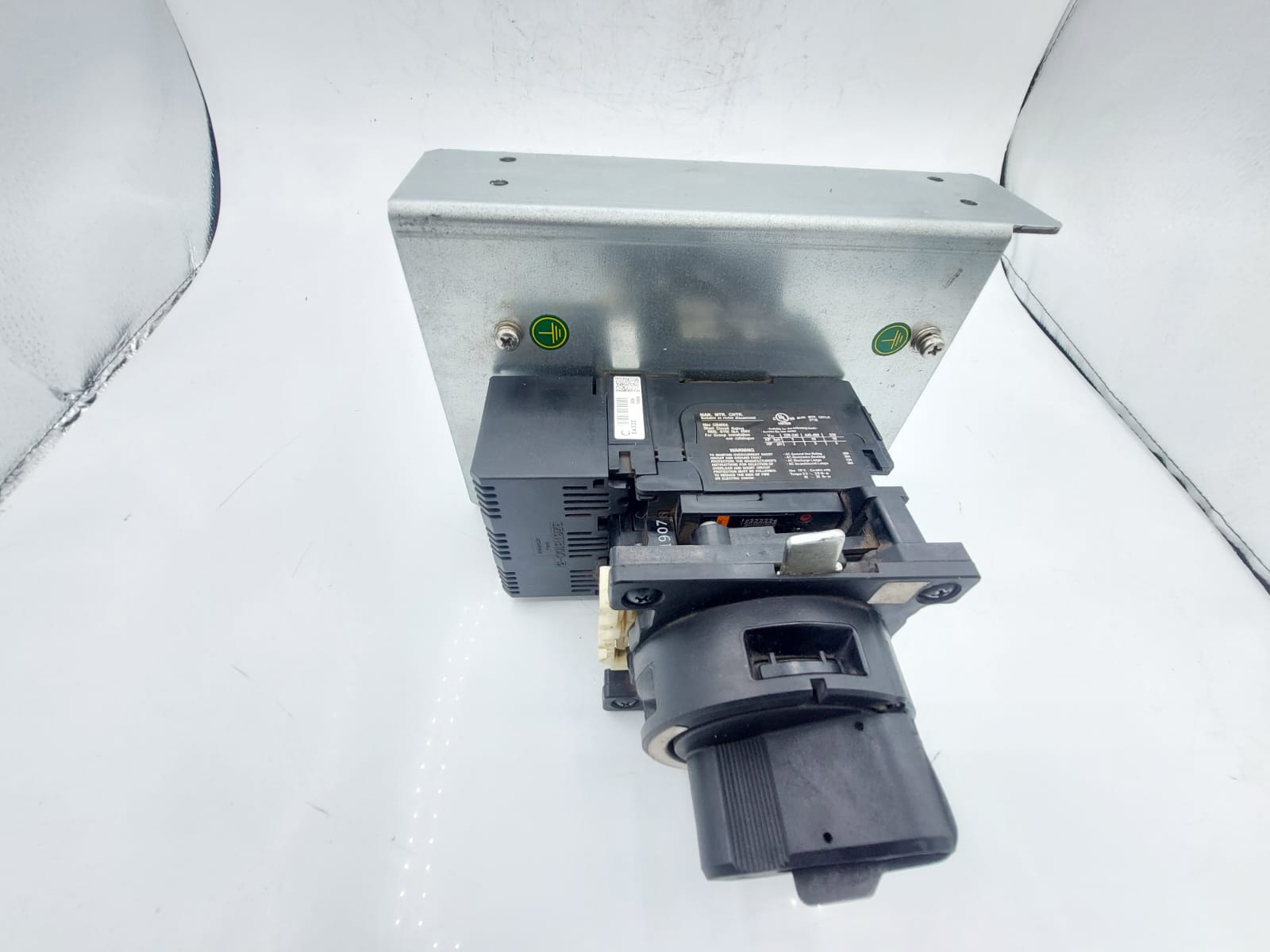 Fuji Electric SA33C 30A 3 Pole Circuit Breaker Rotary Handle Mounting Plate Used - Image 2
