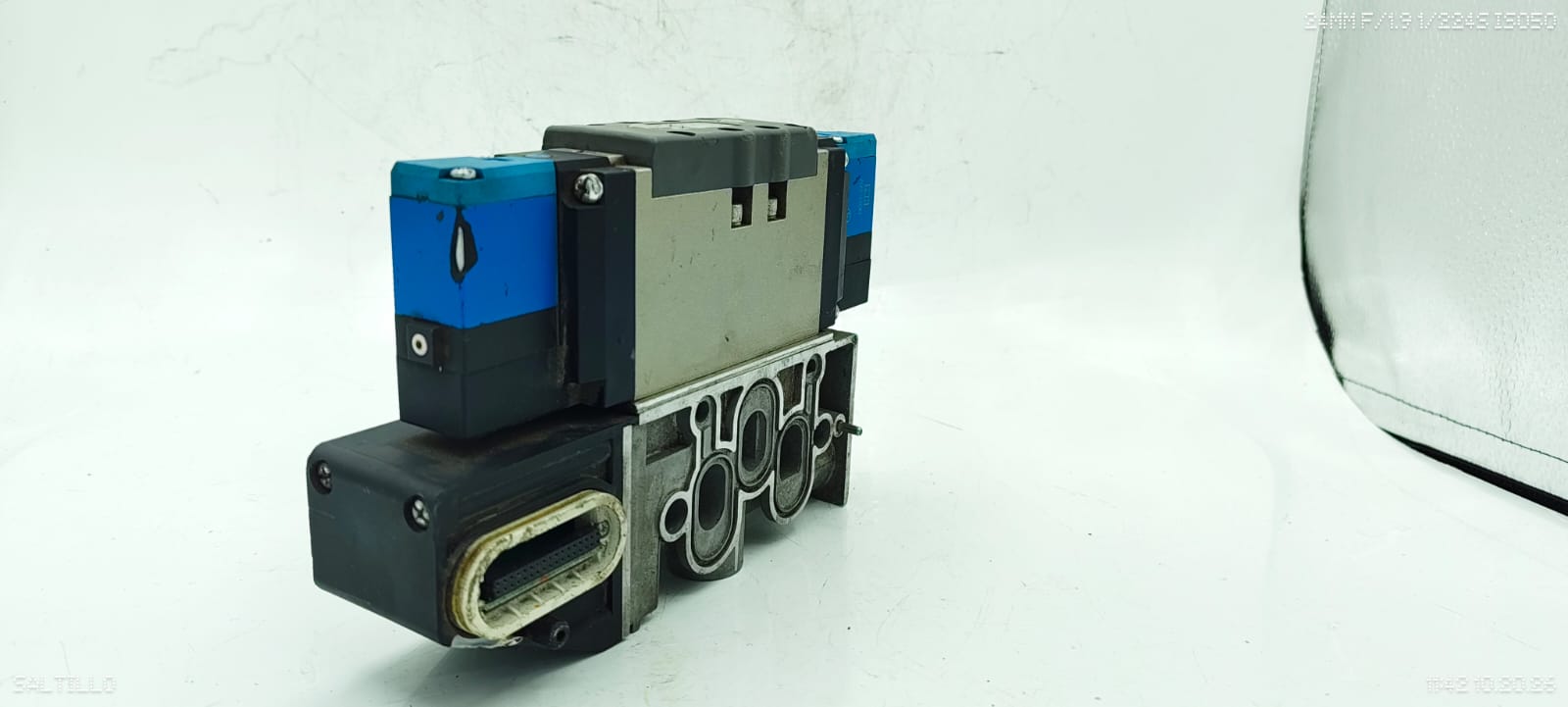 SMC VSS8-6-FG-D-3EZ-V1 Pneumatic Solenoid Valve 24VDC 142 PSI Used