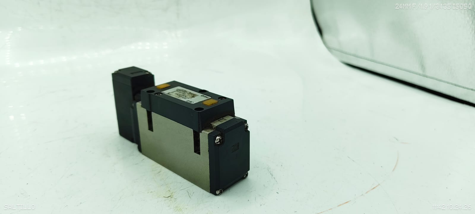 SMC VFS3300-5FZ 24VDC Pneumatic Solenoid Valve 5-Port 3-Position Closed Center